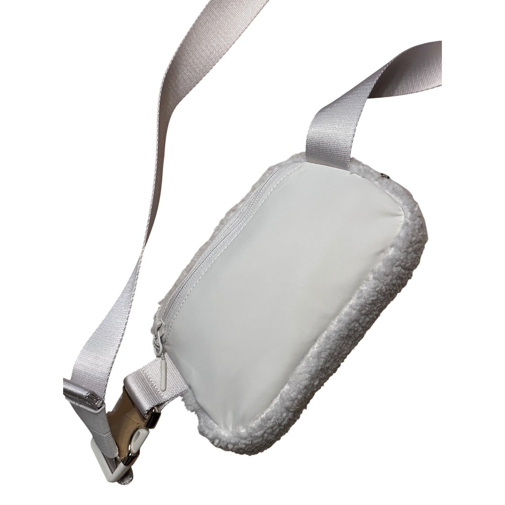Lululemon Everywhere Belt Bag 1L Fleece Sherpa White Gold - Picture 4 of 8